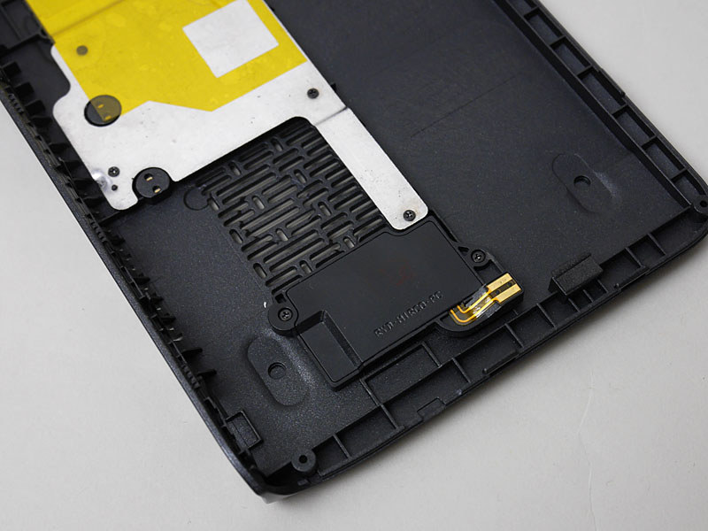 スピーカーは金属の端子で基板と接触している