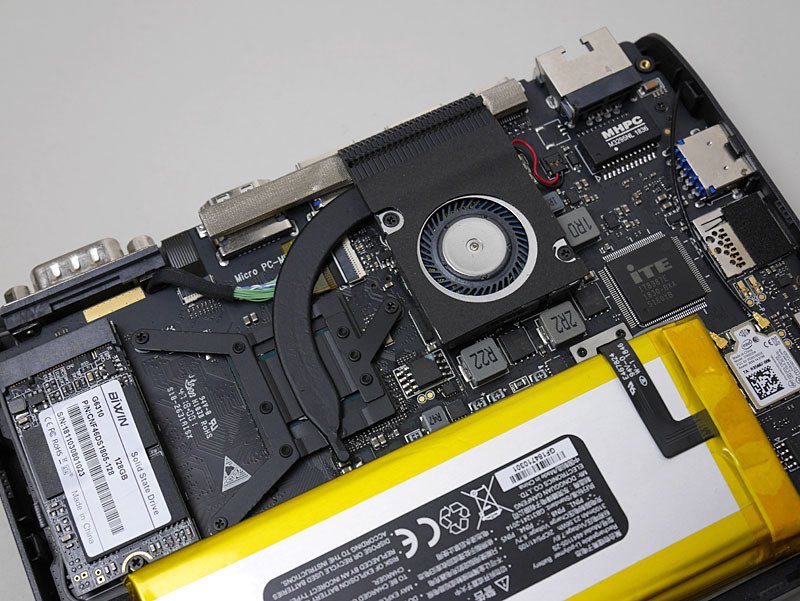 ファンは小口径で甲高い音が鳴るが、オフにできる