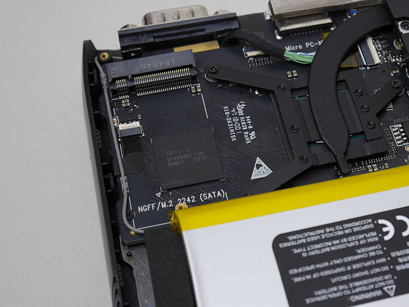 メモリは「H9HKNNNCTUMUBR」。1チップですべてを賄っている