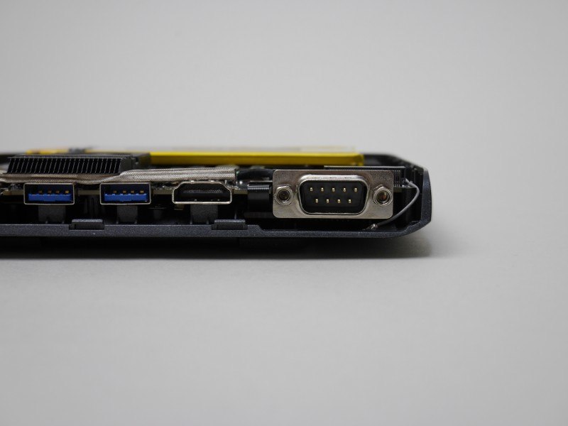 シリアルポートは別基板による実装のようだ