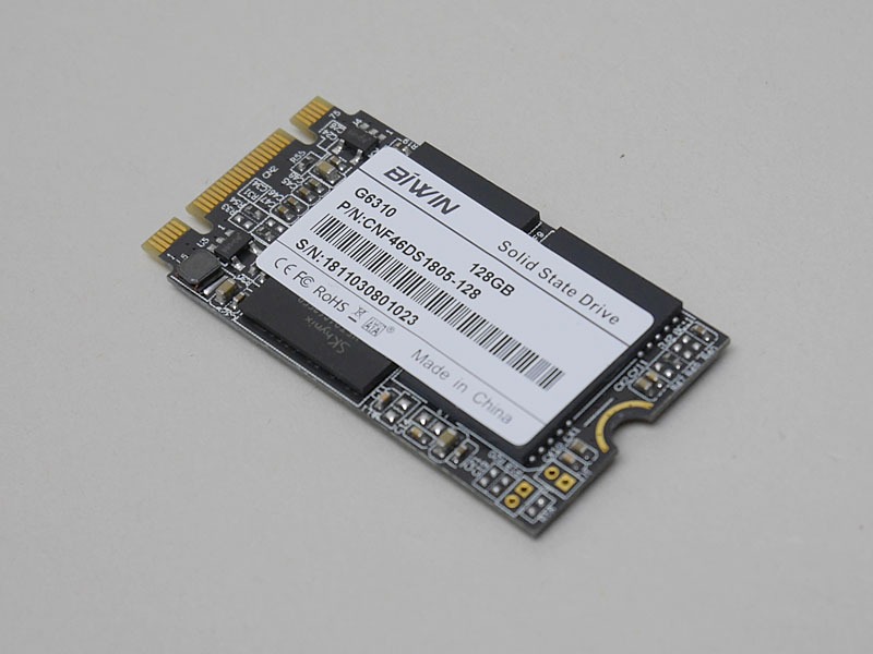 SSDはM.2接続のSATAタイプ。試作機ではBIWIN製のものが採用されていた