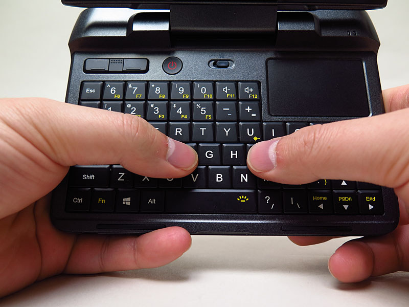 筐体を両手で掴んで難なく親指でキーボード操作できるサイズ