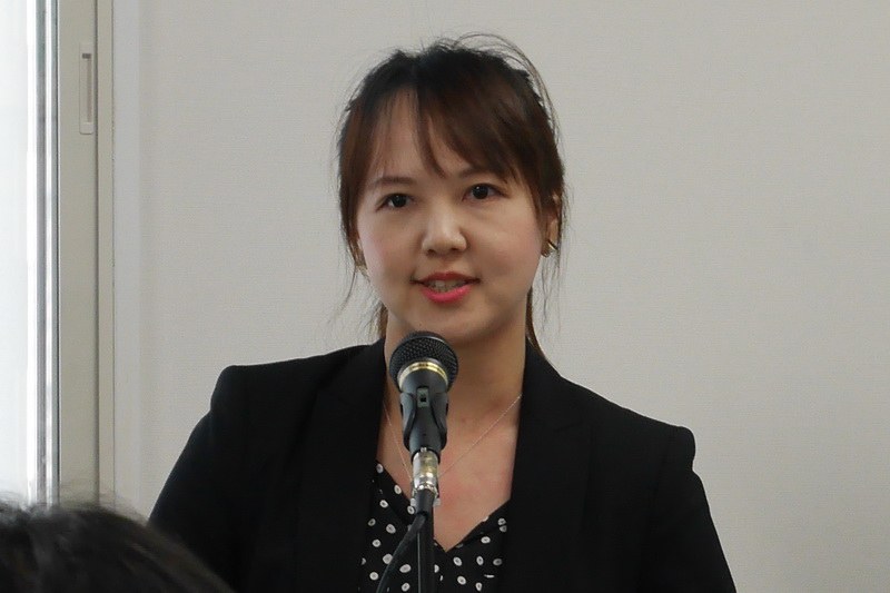 記者会見の冒頭で挨拶する台湾GIGABYTEのノートPC担当マーケティングのエミリア・チュー氏