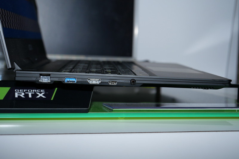 左側面。Gigabit Ethernet、USB 3.1、HDMI 2.0、USB Type-C、オーディオジャックの各ポートを用意
