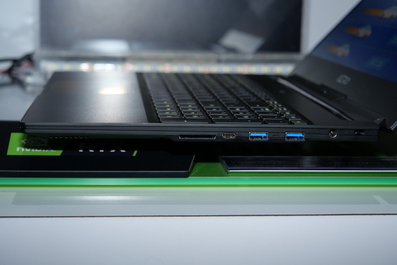 右側面。SDカードスロット、Thunderbolt 3、USB 3.1×2、電源コネクタの各ポートを用意