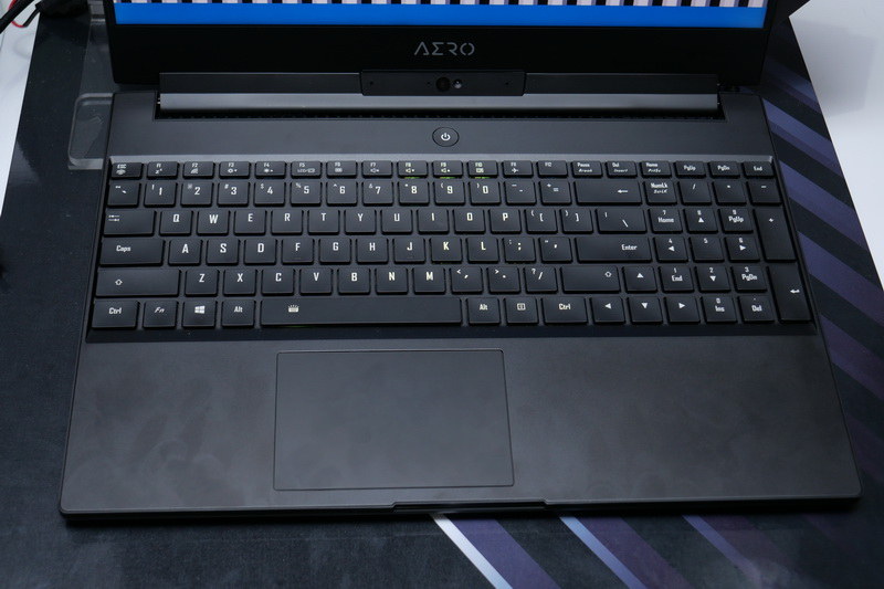 100%アンチゴースト、Per Key RGBイルミネーション機能を備えるテンキー付きフルサイズキーボードを採用