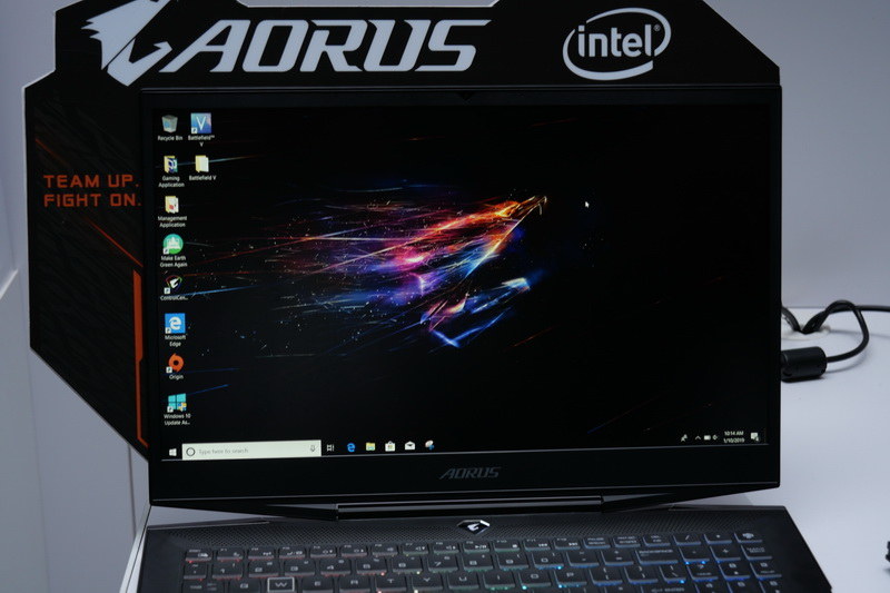 ディスプレイには、リフレッシュレート144Hz、NVIDIA G-Syncに対応するLG製15.6型フルHD IPS液晶を採用