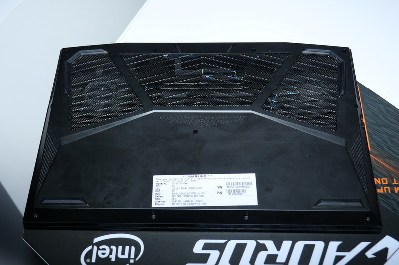 ボディ底面。大きな吸気口が見える