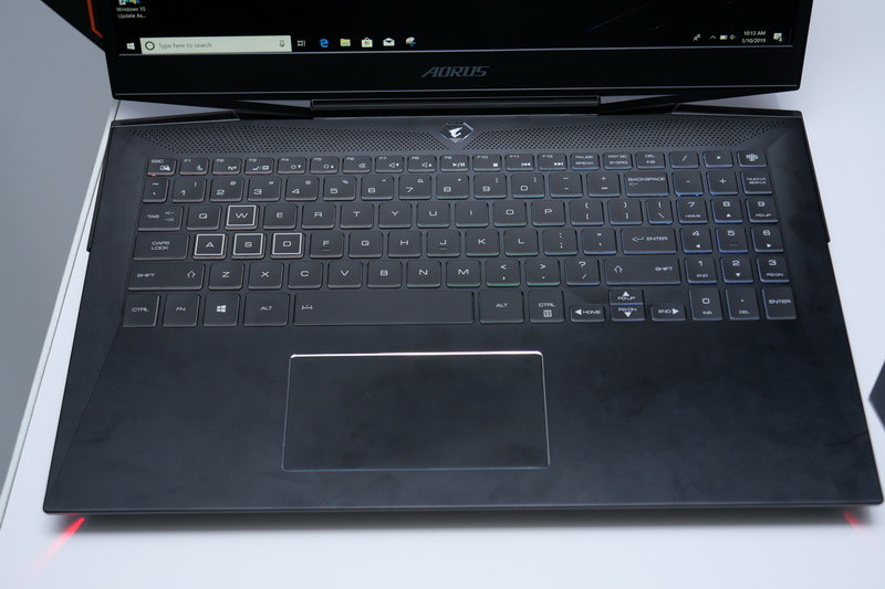 Aero 15同様に、100%アンチゴースト、Per Key RGBイルミネーション機能を備えるテンキー付きフルサイズキーボードを搭載する