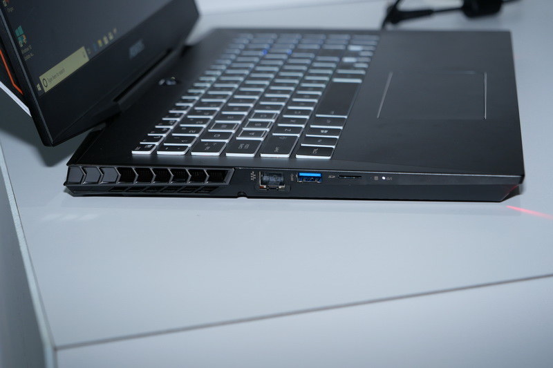 左側面には、Gigabit Ethernet、USB 3.1、SDカードスロットを用意