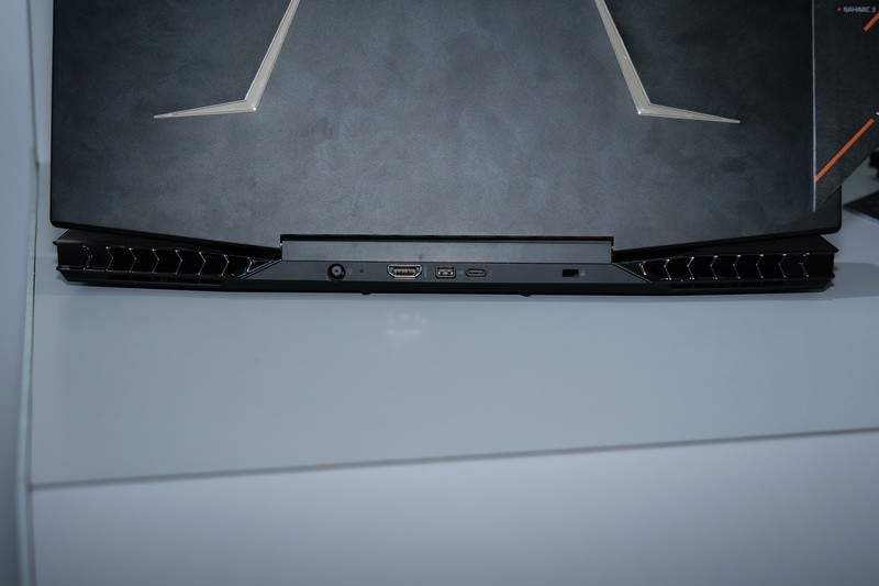 背面には、電源コネクタ、HDMI 2.0、Mini DisplayPort、USB Type-Cを用意