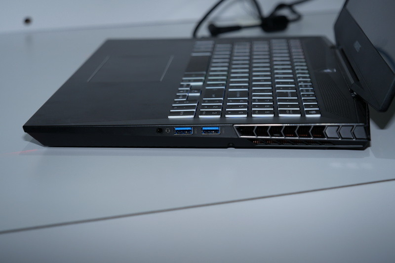 右側面には、オーディオジャックとUSB 3.1×2を用意