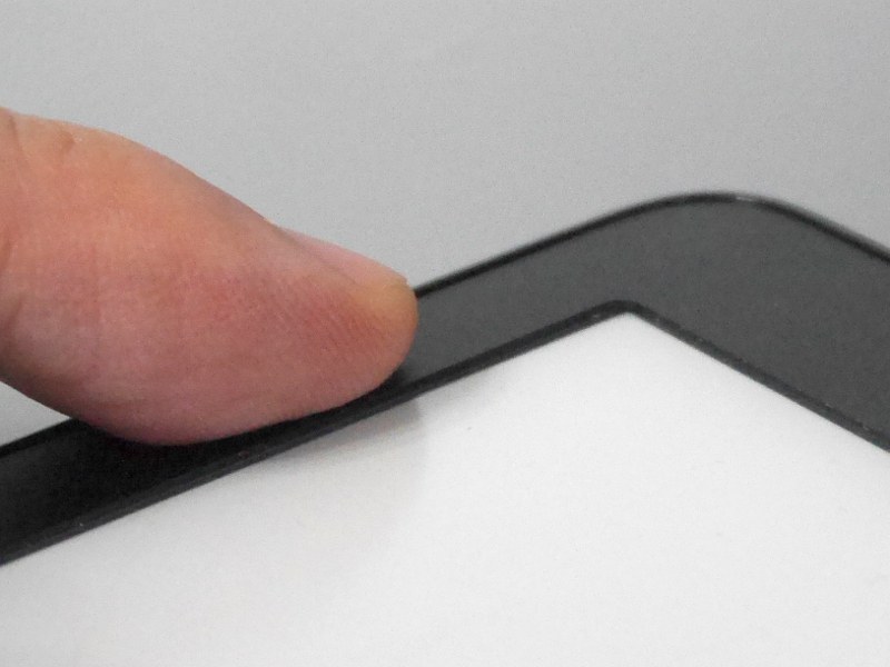 画面とベゼルの間にわずかな段差がある