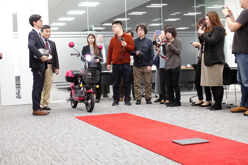 LG gramをバイクで走ってひいた後にきちんと動くか確認する余興。実際に問題なく動作した