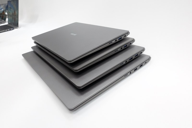 13.3/14/15.6/17型を順番に重ねた