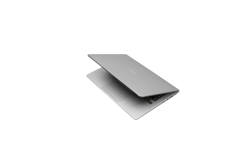 15.6型筐体とほぼ同じ大きさの17型