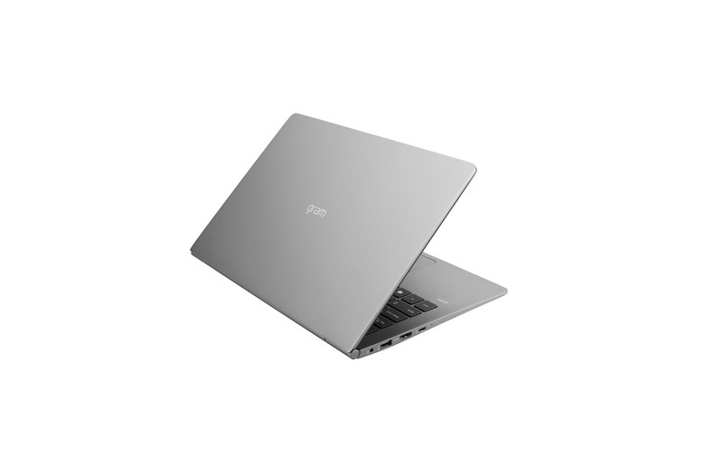 15.6型筐体とほぼ同じ大きさの17型