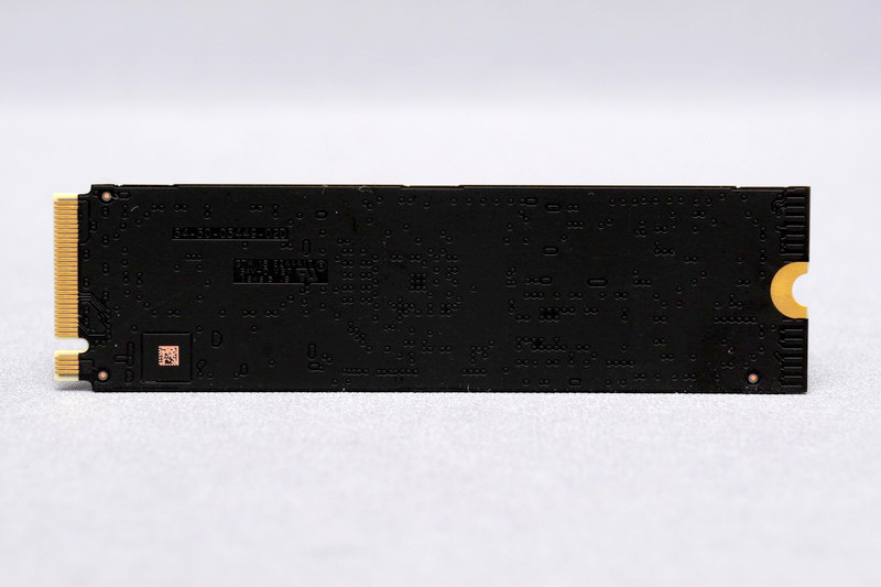 基板裏面にはチップ類は搭載されず、2TBモデルも含めて片面実装となる