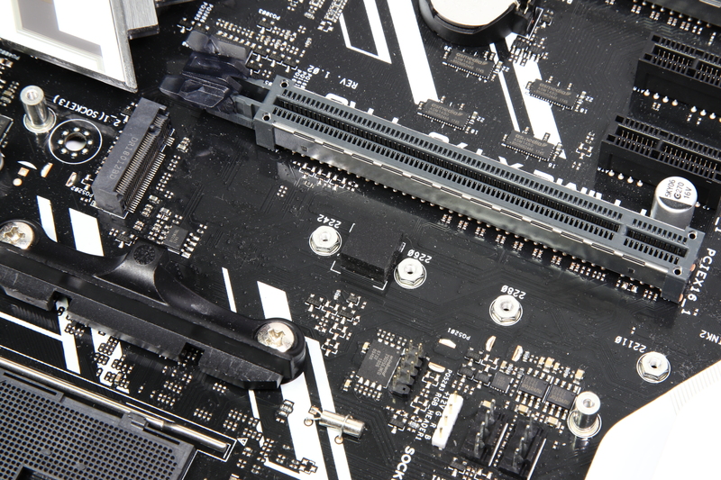 ASUS PRIME X470-PROのM.2_1スロットは、Ryzenなどを搭載したさいにはPCI Express 3.0 x4接続のNVMe SSDが利用できるが、Athlon 240GEを搭載するとSATA SSDしか認識できなくなる