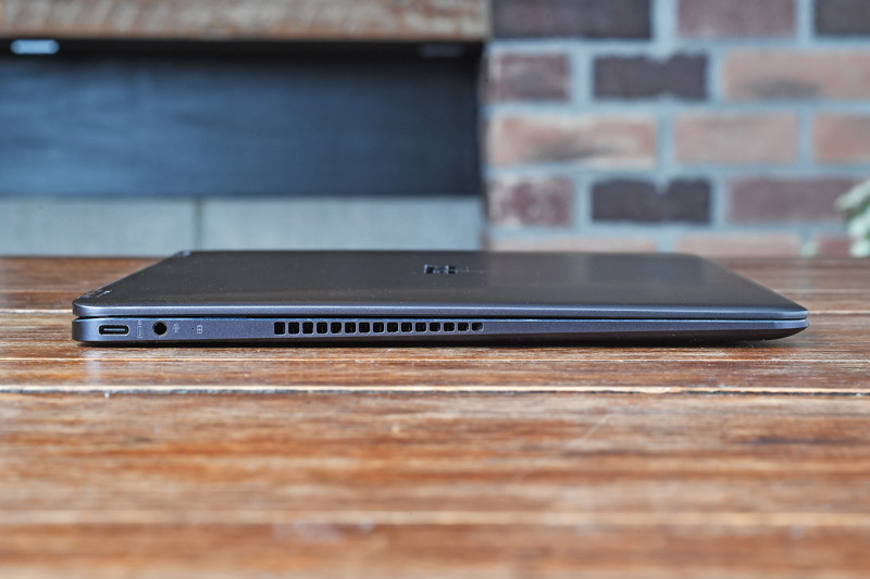 左側面に、USB Type-C、音声入出力