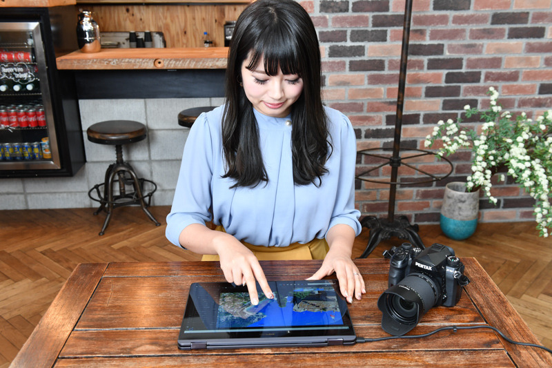 ZenBook Flip Sはタッチ対応なので、タブレット感覚でも操作できる