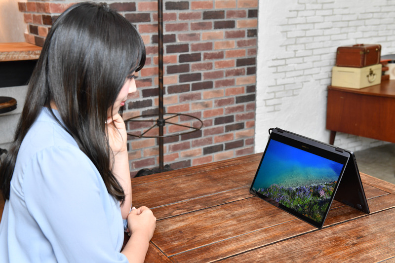 仕事の息抜きで動画を観たりするのにも便利。薄型ながら、Harman Kardonと共同開発したスピーカーは出力も十分