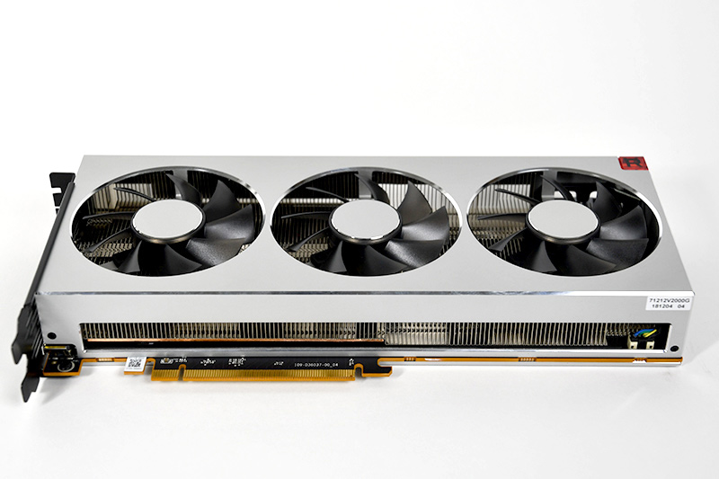 隙間からはヒートシンクのフィンが見える