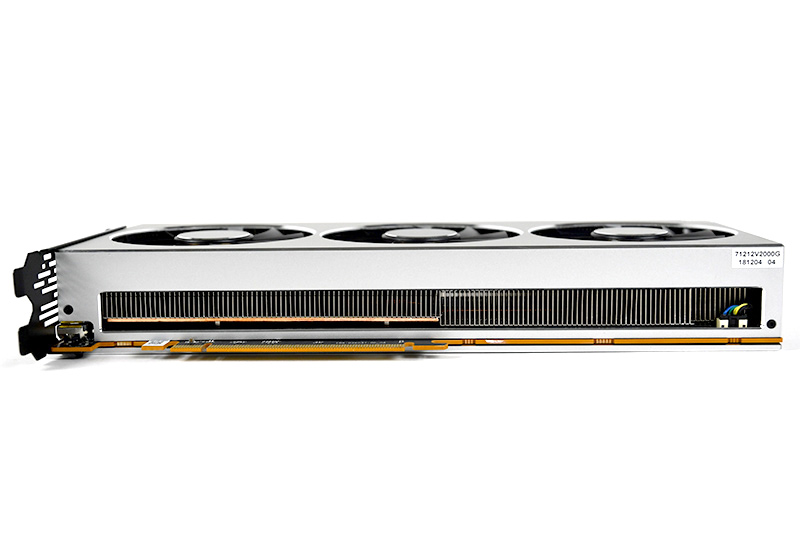 隙間からはヒートシンクのフィンが見える