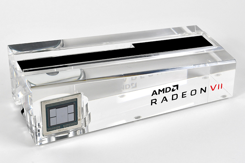 本体カードはスリットに装着する