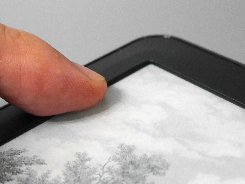 画面とベゼルの間にわずかな段差がある