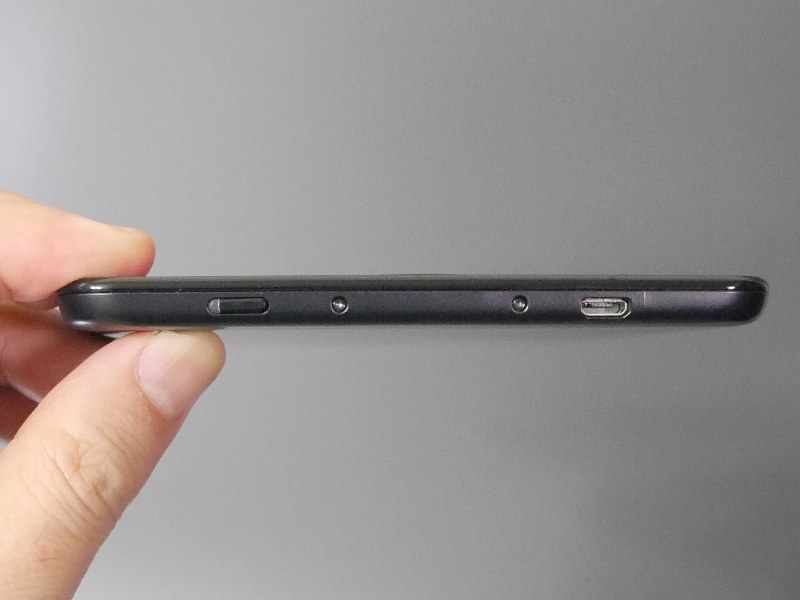本体底面には電源ボタンおよびMicro USBポートを搭載する。電源ボタンは上部、端子はUSB Type-Cだった「BOOX Nova」との大きな違いだ