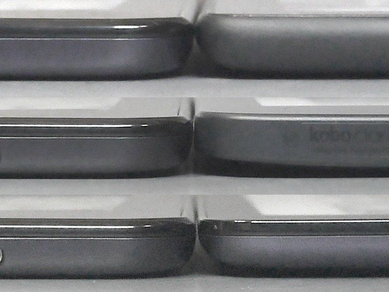 厚み比較。左はいずれも本製品、右は上から順に、Kindle Paperwhite、Kobo Clara HD、BOOX Nova。ほかの製品と比べても十分に薄い