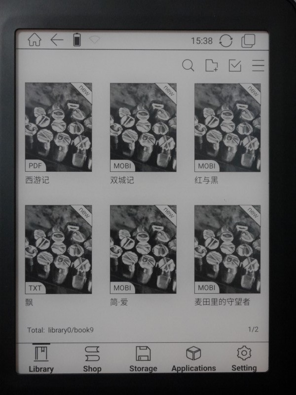 ホーム画面。下部のアイコンをタップして画面を切り替える仕組み。この画面にあるPDFやMOBI、TXTなどのサンプルコンテンツは削除してかまわない