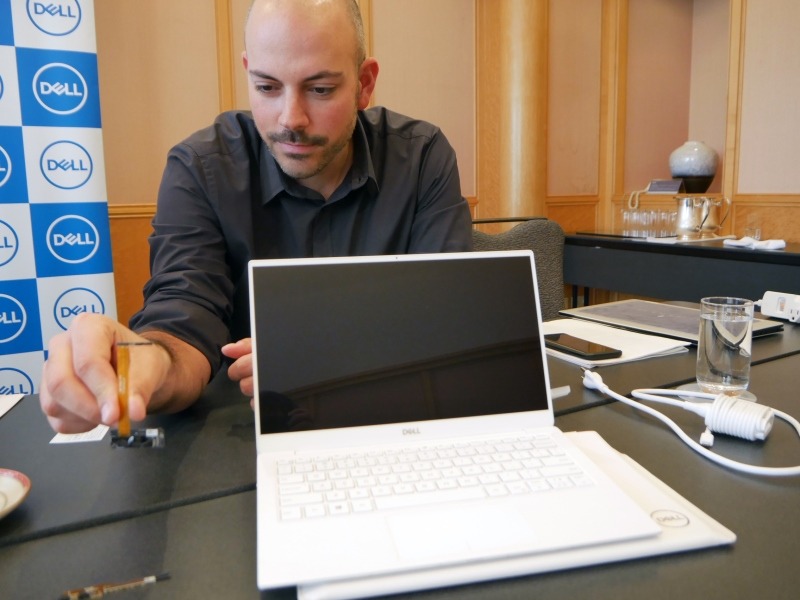 新たなカメラモジュールを持って説明するエイゾール氏