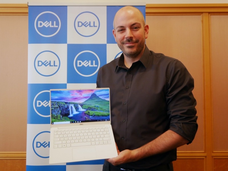 New XPS 13を手に持つ米デルのフランク・エイゾール氏