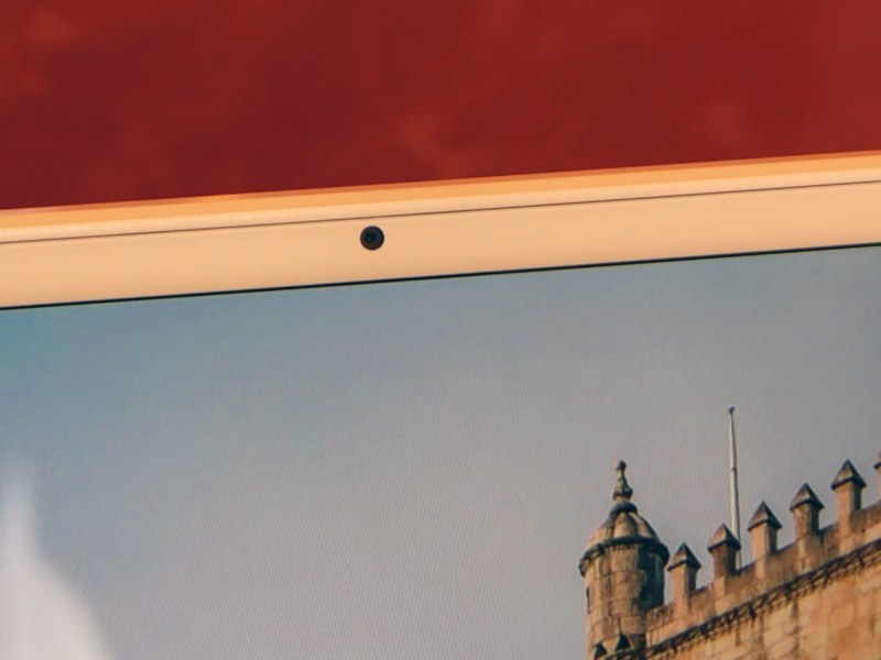 レンズの小型化、回路の分離によって狭額縁を実現した