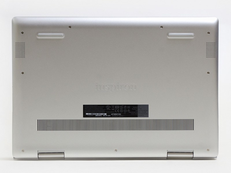 底面。手前左右のスリットにスピーカー、手前とヒンジの部分にゴム足