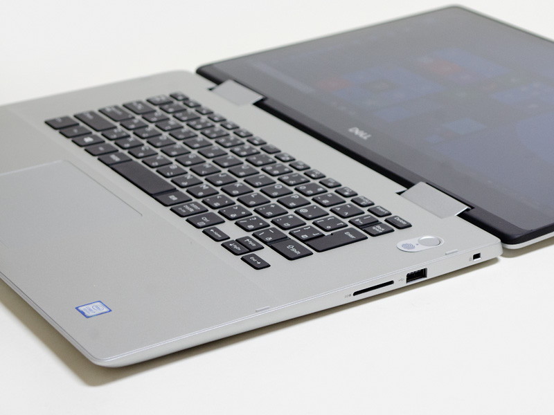 右側面はロックポート、USB 2.0、SDカードスロット