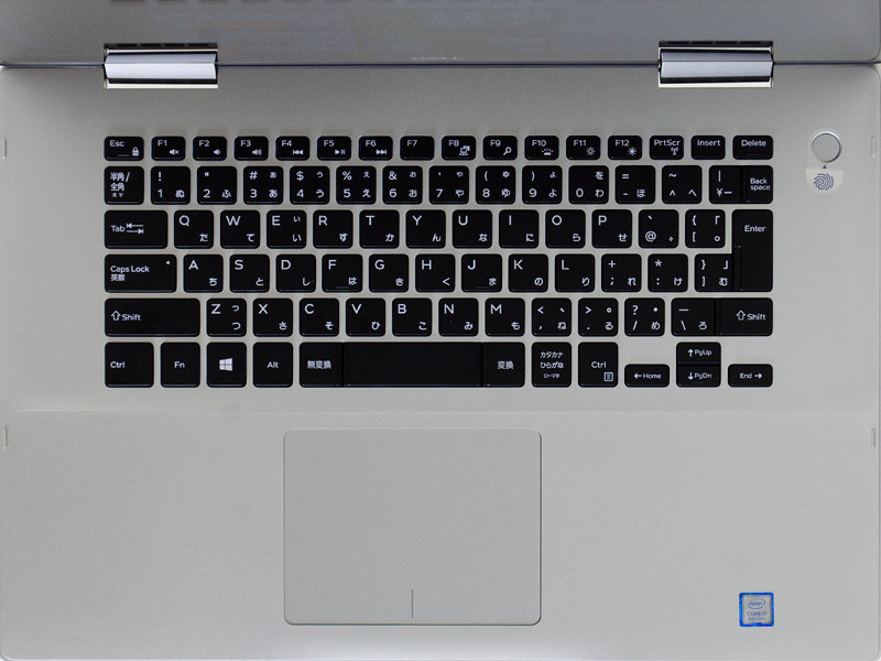 キーボード(バックライト付き)。テンキーなしのアイソレーションタイプ。右上に電源ボタン兼の指紋センサー。タッチパッドは1枚プレート型。2段階のキーボードバックライト付き