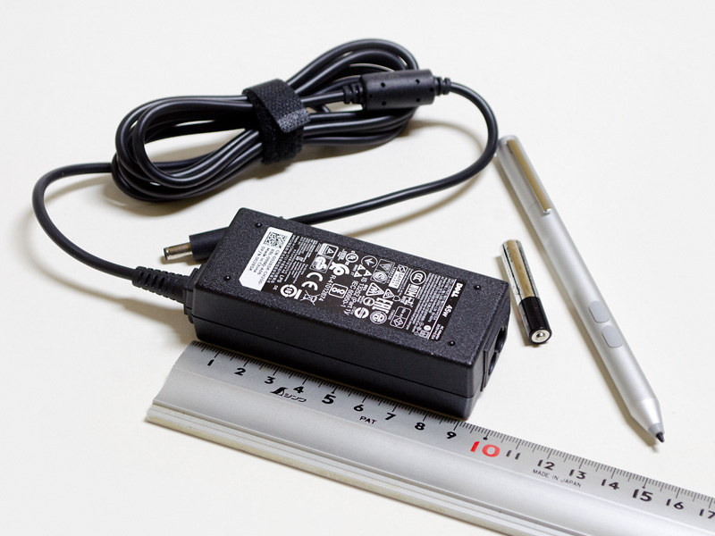 付属のACアダプタとデジタイザペン。ACアダプタのサイズ約90×40×25mm、重量174g、出力19.5V/2.31A。デジタイザペンのバッテリは単6電池1本