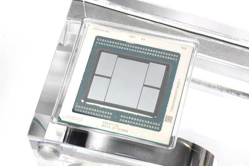 Radeon VIIのGPUパッケージ。中央部に配置されたGPUダイの両側に4GBのHBM2が2個ずつ実装されている