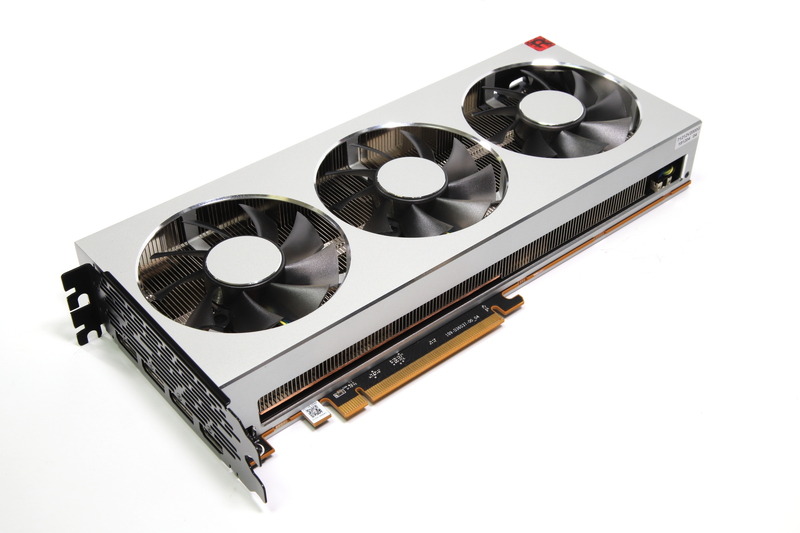 Radeon VIIのリファレンスボード。金属製カバーと3連ファンを採用したGPUクーラーを搭載