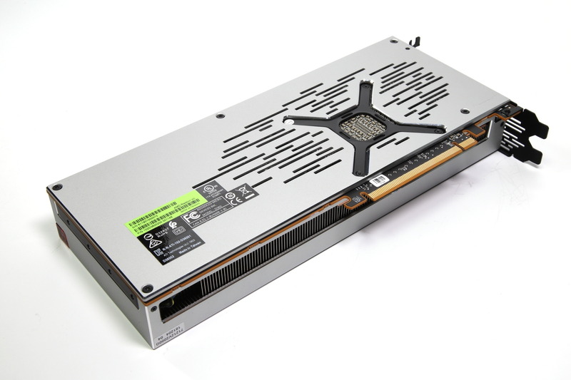 リファレンスボードの基板裏面。金属製のバックプレートを搭載