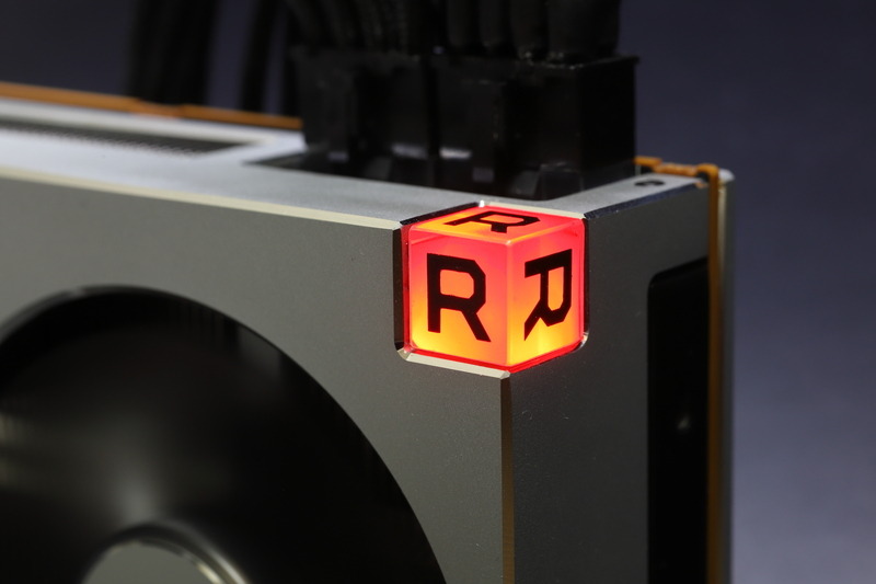 GPUクーラー後部に配置されたRロゴキューブ。こちらも動作中は赤く発光する