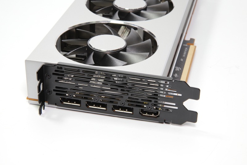 画面出力端子。DisplayPort×3、HDMI×1