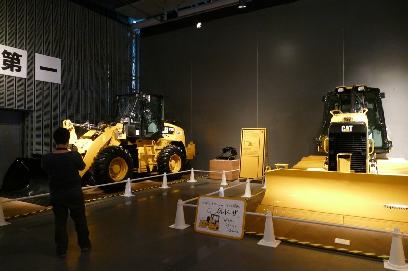 キャタピラー社のブルドーザとホイールローダ