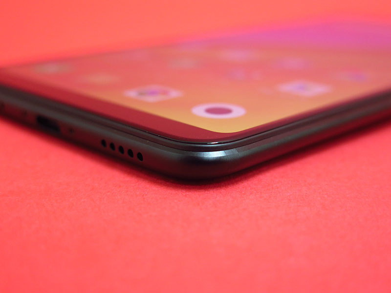 ディスプレイ面の段差が結構高く、ここはデザイン上改善してほしいところではあるのだが、逆に手にしたとき薄く感じる要素にもなっている