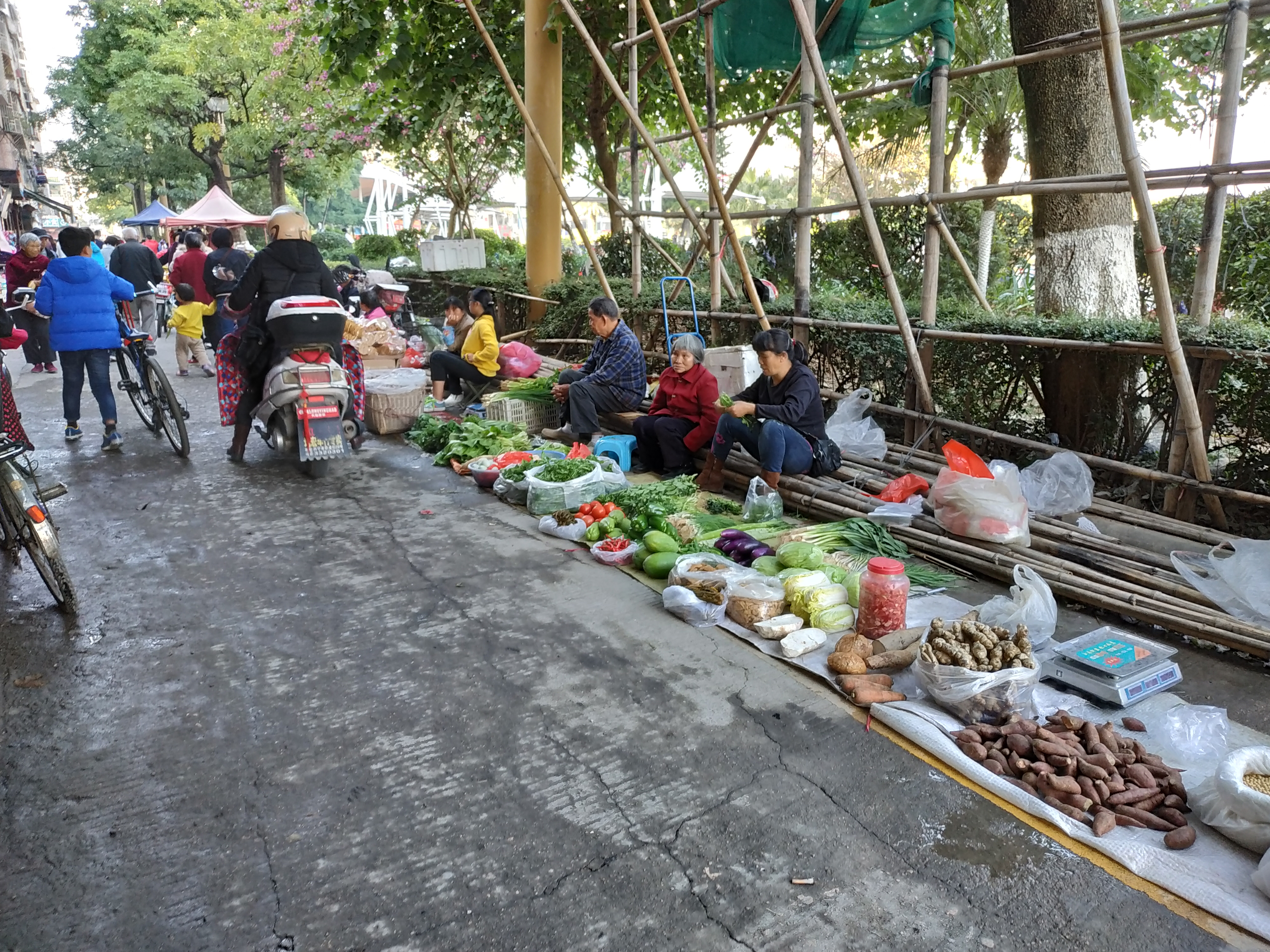 道端で野菜を売って商売をしている人も、WeChat Payぐらいは使っている