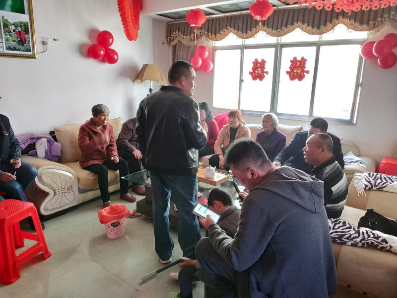 「親戚で集まろう」というとすぐに10人以上集まってしまうのが中国。こういうときも大画面は複数人で共有しやすかったりする