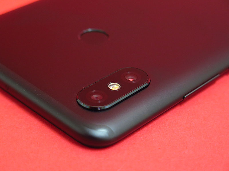 背面のメインカメラは1,200万画素